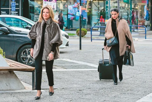 Η Μαρία Καρυστιανού με τη στενή συνεργάτιδά της Μαρία Γρατσία στα δικαστήρια της Λάρισας