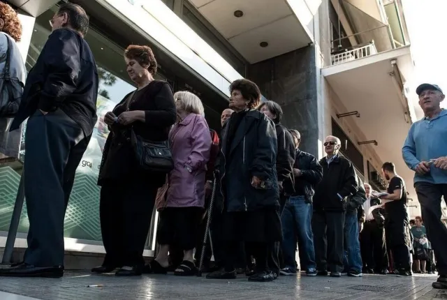 Συνταξιούχοι περιμένουν σε ουρά τράπεζας