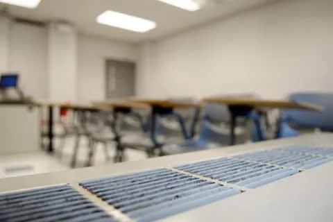 σχολική αίθουσα και κρύο, θέρμανση