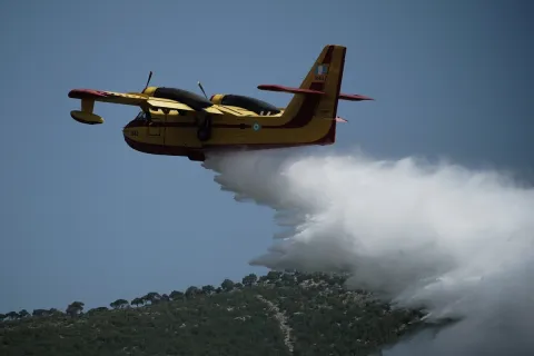 fotia pyrkagia canadair