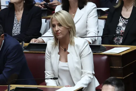 Η Ρένα Δούρου στη Βουλή