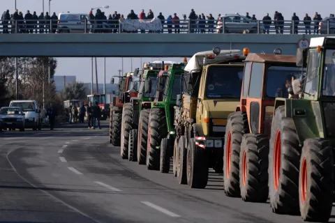 Αγρότες σε μπλόκα με τρακτέρ