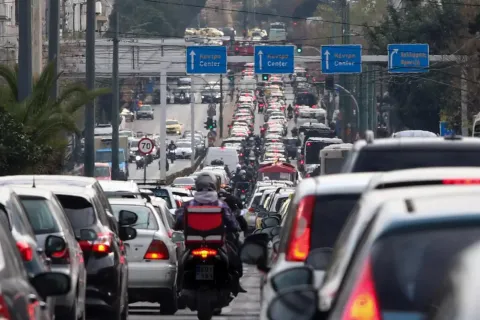Κίνηση με αυτοκίνητα στο κέντρο της Αθήνας