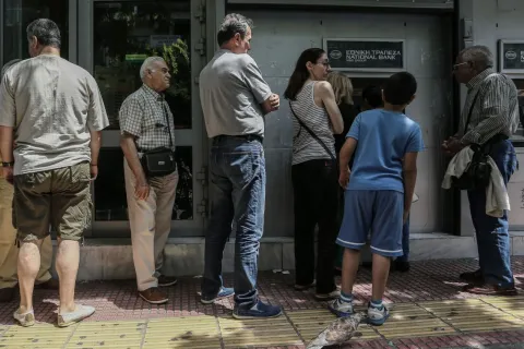 Κόσμος περιμένει σε ουρά τράπεζας για ανάληψη από ΑΤΜ