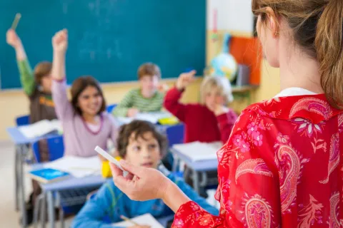 δασκάλα και μαθητές στην τάξη