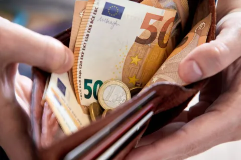 Χρήματα από τον μισθό σε πορτοφόλι