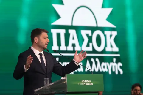 Ο Νίκος Ανδρουλάκης μιλάει και πίσω φαίνεται λογότυπο του ΠΑΣΟΚ