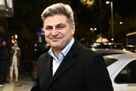 Νίκος Φαραντούρης