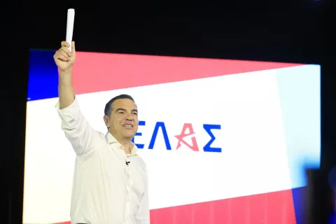 Ο Αλέξης Τσίπρας με φόντο το όνομα στο νέο κόμμα του «ΕΛΑΣ»