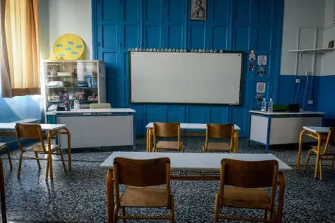 Αίθουσα σε σχολική τάξη με θρανία και πίνακα