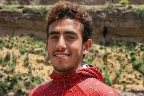 Τραγικό θάνατο βρήκε ο «Spiderman της Υεμένης» – Η στιγμή της πτώσης του σε ηφαιστειακό κρατήρα