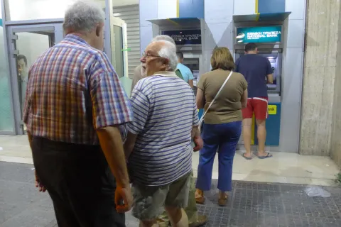 Συνταξιούχοι περιμένουν στην ουρά του ΑΤΜ για να πληρωθούν οι συντάξεις