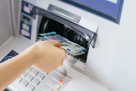 Χρήματα ευρώ σε μηχάνημα ΑΤΜ τράπεζας