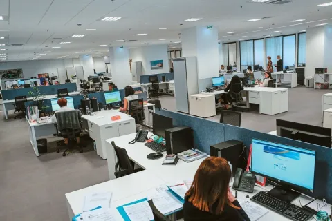 Δημόσιοι υπάλληλοι την ώρα που εργάζονται σε δημόσια υπηρεσία