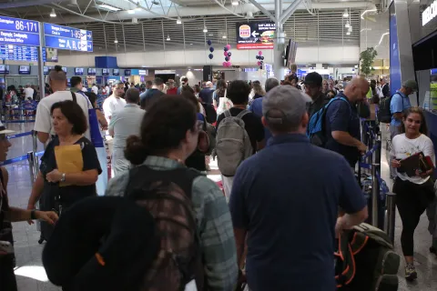 Συγκεντρωμένος κόσμος στο αεροδρόμιο της Αθήνας Ελευθέριος Βενιζέλος