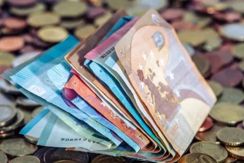 Σταδιακές πληρωμές σε χρήματα από τον ΕΦΚΑ για 25.000 εργαζόμενους συνταξιούχους