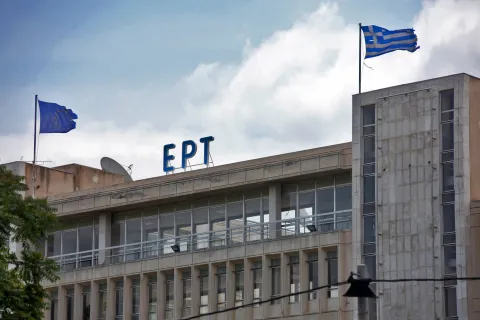Το κτήριο της ΕΡΤ με λογότυπο
