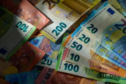 Χαρτονομίσματα ευρώ σε κοντινό πλάνο για τις πληρωμές συντάξεων και επιδομάτων e-ΕΦΚΑ και ΔΥΠΑ
