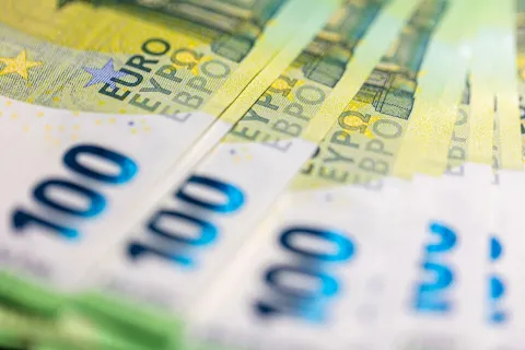 Ευρώ, χρήματα σε χαρτονομίσματα και voucher
