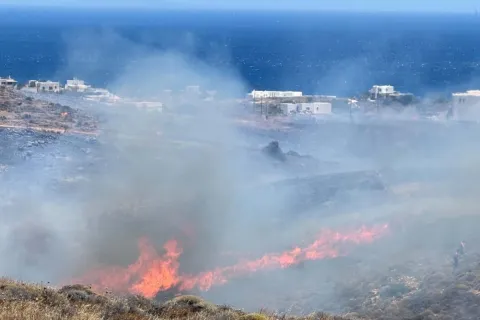 Μεγάλη φωτιά τώρα στη Σύρο - Ήχησε το 112 για εκκένωση