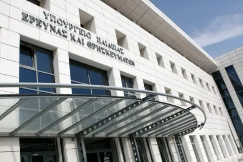 Υπουργείο Παιδείας, Θρησκευμάτων και Αθλητισμού, η είσοδος του υπουργείου