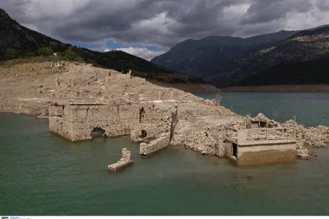 Χωριό Κάλλιο στη λίμνη Μόρνου