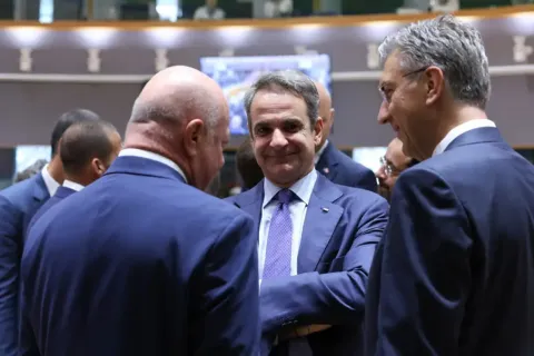 Ο πρωθυπουργός Κυριάκος Μητσοτάκης σε συζήτηση στις Βρυξέλλες