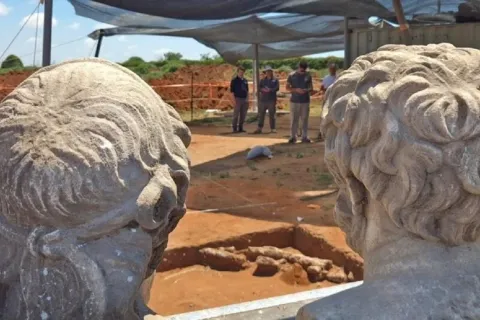 Μαρμάρινες προτομές στο Ισραήλ με ελληνικές αναφορές