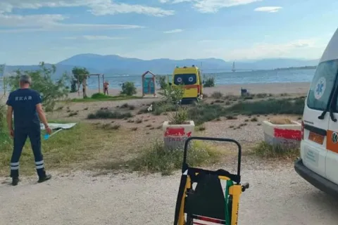 Η παραλία της Πάτρα με διασώστες του ΕΚΑΒ για ηλικιωμένο που επιχείρησε να αυτοκτονήσει