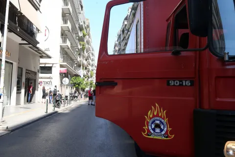 Όχημα της Πυροσβεστικής σε φωτιά σε διαμέρισμα στη Θεσσαλονίκη