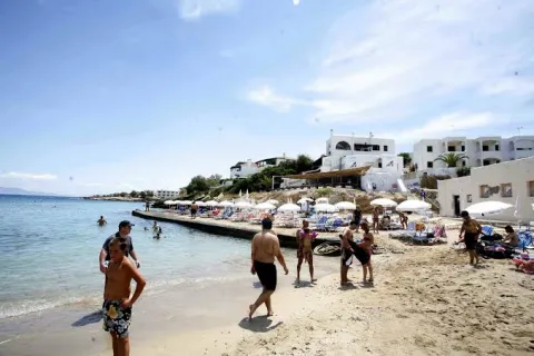 Εργαζόμενοι βρίσκονται στη θάλασσα με την άδεια τους για το καλοκαίρι και αφού έλαβαν το επίδομα αδείας