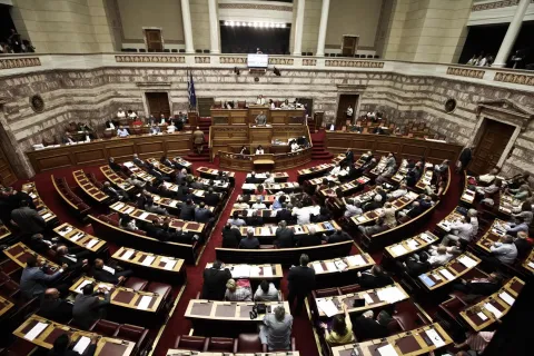 Ξεκίνησε στη Βουλή η συζήτηση για τη Συνταγματική Αναθεώρηση