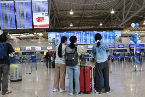 Επιβάτες με χειραποσκευές στο αεροδρόμιο Ελευθέριος Βενιζέλος