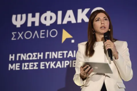 Η υπουργός Παιδείας Σοφία Ζαχαράκη και στο φόντο το Ψηφιακό Φροντιστήριο