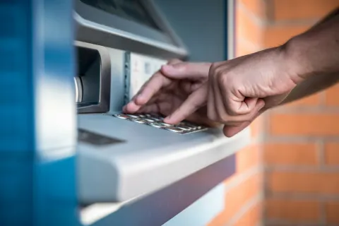 Άνδρας κάνει ανάληψη επίδομα από ATM