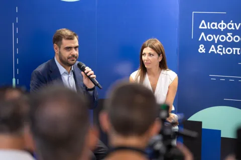 Ο υφυπουργός παρά τον πρωθυπουργό Παύλος Μαρινάκης και η Υπουργός Παιδείας Σοφία Ζαχαράκη