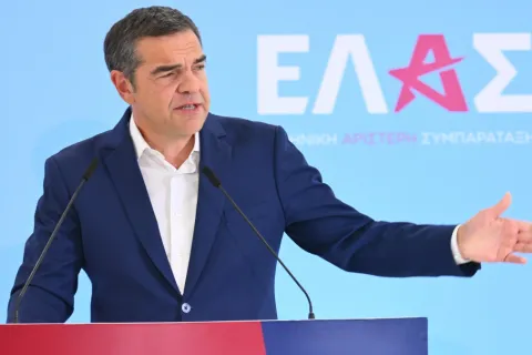 Ο Αλέξης Τσίπρας με φόντο λογότυπο της ΕΛΑΣ