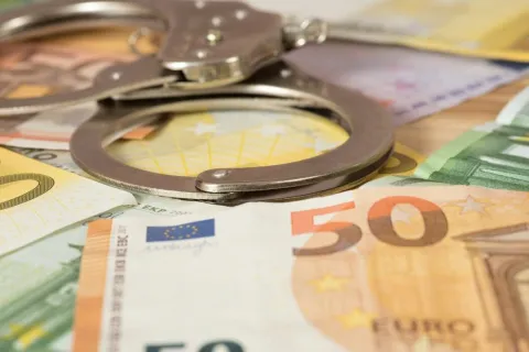 Χαρτονομίσματα ευρώ μαζί με χειροπέδες