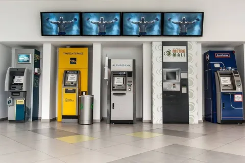 ΑΤΜ από ελληνικές τράπεζες στη σειρά στις οποίες μπαίνουν τα επιδόματα της ΔΥΠΑ