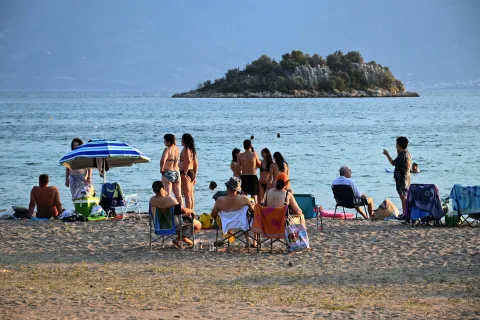 Άνθρωποι κάνουν μπάνιο στη θάλασσα το καλοκαίρι αφού πήραν το voucher στο πρόγραμμα Τουρισμός για όλους 2026