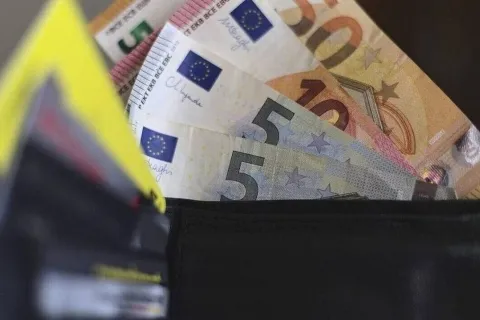 Πορτοφόλι με χαρτονομίσματα ευρώ