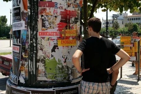 Φοιτητής κοιτάζει ενοικιαστήρια για να βρει σπίτι μετά τις Βάσεις