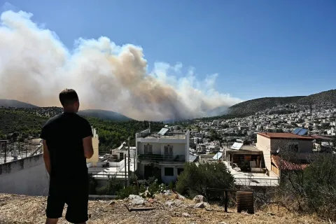 Καπνός από τη φωτιά στο Χαϊδάρι