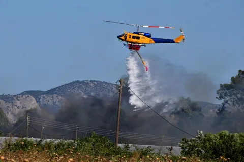 Πυροσβεστικό ελικόπτερο ρίχνει νερό σε φωτιά