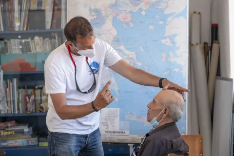 Γιατρός σε ακριτικό νησί εξετάζει ηλικιωμένο πολίτη