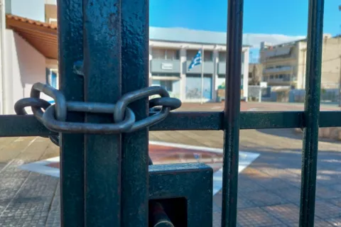 Κλειστό σχολείο με λουκέτο