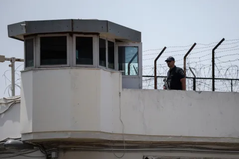 Φρουρός σε παρατηρητήριο στις φυλακές Κορυδαλλού 