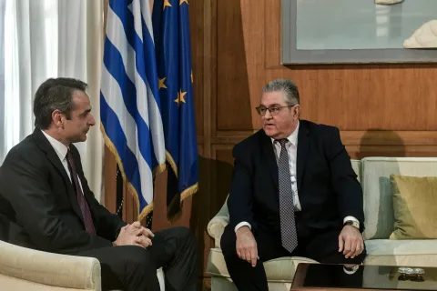 Ο Κυριάκος Μητσοτάκης και ο Δημήτρης Κουτσούμπας