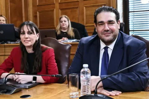 ο υπουργός Εσωτερικών Θεόδωρος Λιβάνιος και η υφυπουργός Βιβή Χαραλαμπογιάννη. 