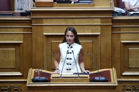 Η υπουργός Κοινωνικής Συνοχής Δόμνα Μιχαηλίδου στη Βουλή